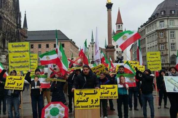 متظاهرون في ميونيخ يطالبون بطرد ظريف من مؤتمر الأمن