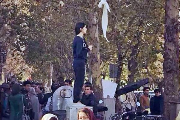 توثيق اعتداء شرطي على إيرانية تحتج ضد الحجاب