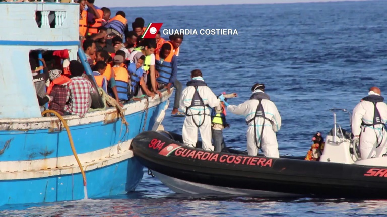 انقاذ حوالى 450 مهاجرا قبالة السواحل الليبية