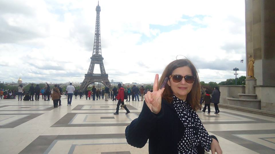 عراقية في باريس عقب ادلائها بصوتها في انتخابات الخارج