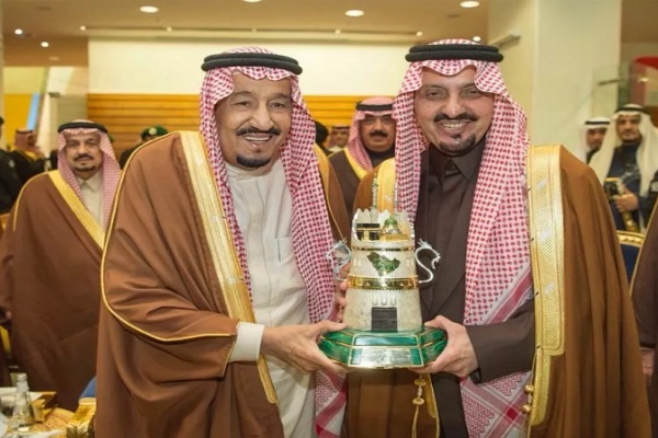 الملك سلمان يسلم كأس المؤسس للأمير فيصل بن خالد
