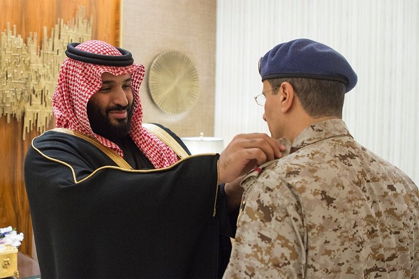 ولي العهد السعودي يُقلّد العسكريين مناصبهم الجديدة