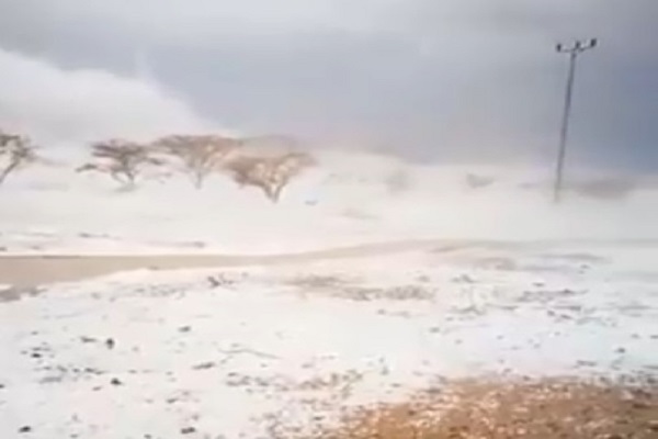 الثلج يغطي الطرق في السعودية
