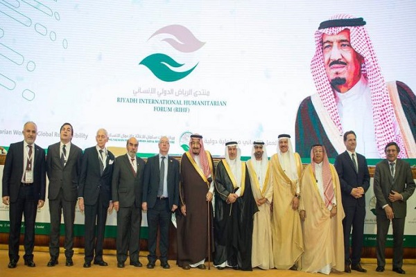 العاهل السعودي الملك سلمان يتوسط المشاركين في المنتدى خلال لقطة تذكارية
