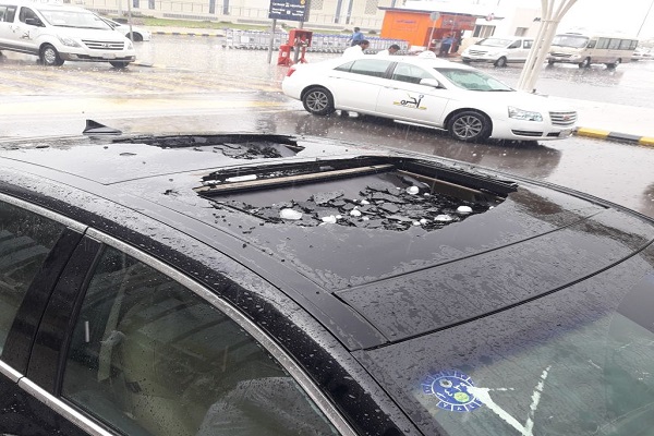 الأمطار وكرات الثلج تهشم زجاج السيارات بالمدينة المنورة