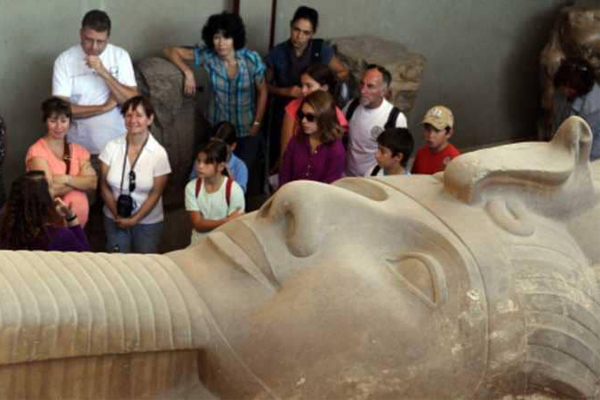 العثور على رأس تمثال رمسيس الثاني في مصر وصدره