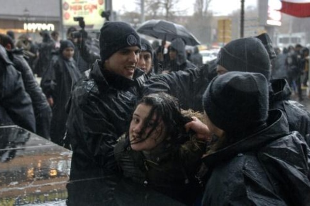 شرطة مكافحة الشغب التركية تفرّق مسيرة نسائية في أنقرة