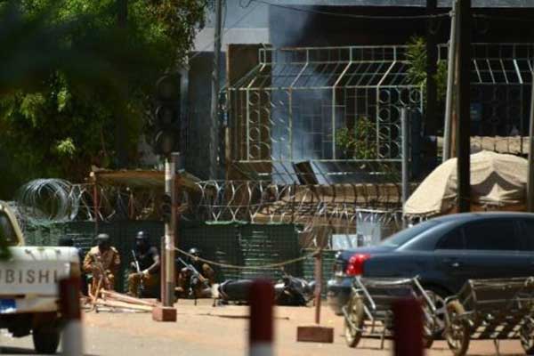 هجمات تستهدف السفارة الفرنسية ومقر القوات المسلحة ببوركينا فاسو