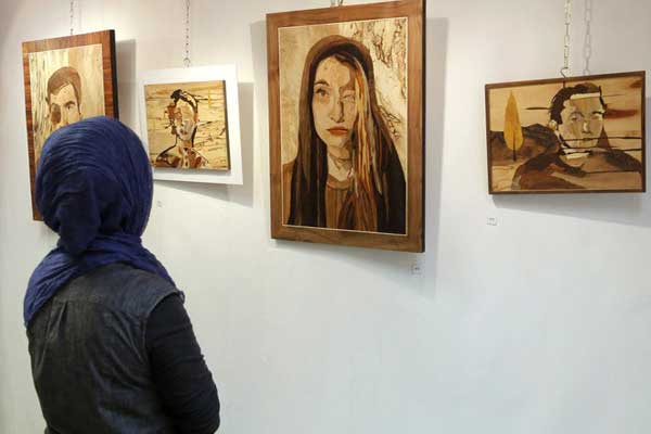 الفن يعيد ضحايا هجمات الحمض الكاوي في إيران إلى الحياة