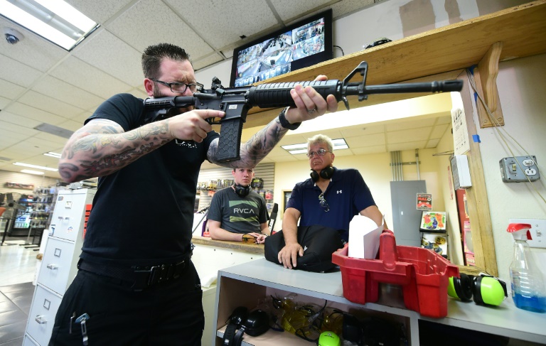 برلمان فلوريدا يقر قانونًا يجيز لمدرّسين حمل سلاح ناري