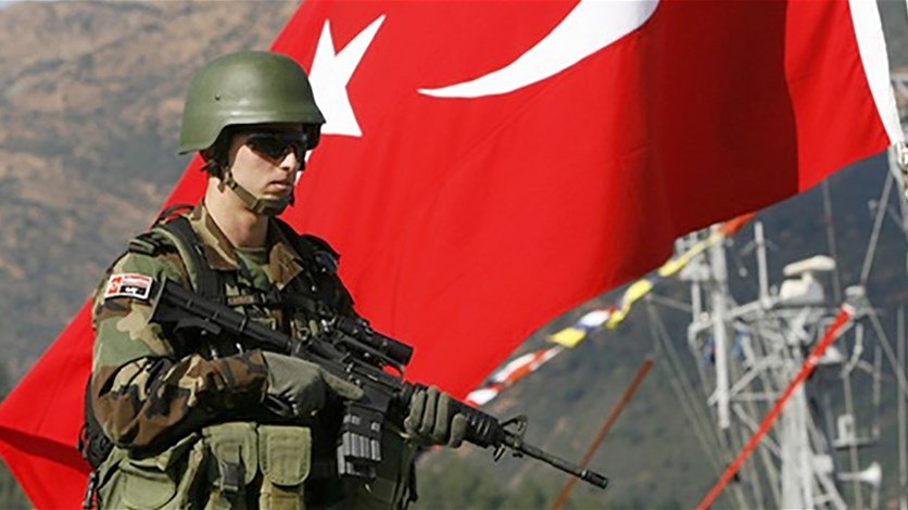 تركيا توقف الجنديين اليونانيين بتهمة محاولة 