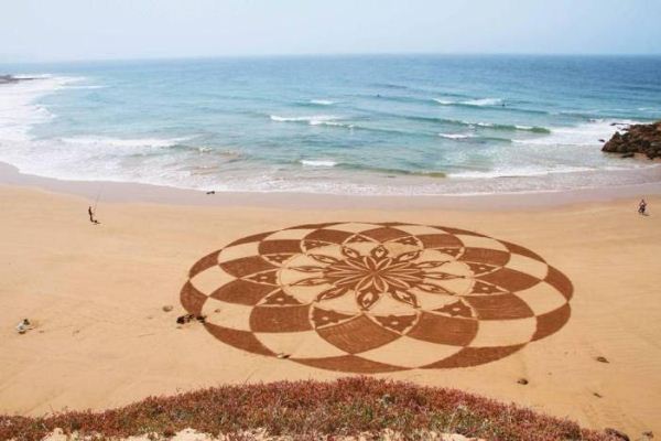 شاب مغربي يحول الشواطئ إلى لوحات فنية