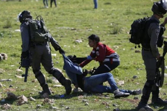اصابة عشرة طلاب خلال تظاهرة ضد الجيش الاسرائيلي في الضفة الغربية