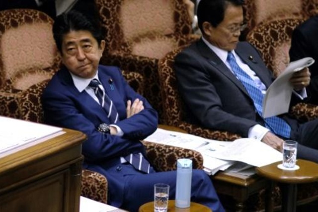 وزير ياباني يقر بالتلاعب بوثائق مرتبطة بفضيحة تحيط بآبي