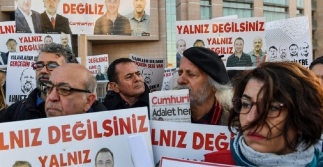 صحافيون اتراك يتظاهرون تضامنا مع زميل مسجون منذ 500 يوم