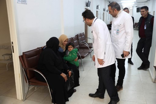 أطباء سوريون يعاينون اللاجئين السوريين في تركيا