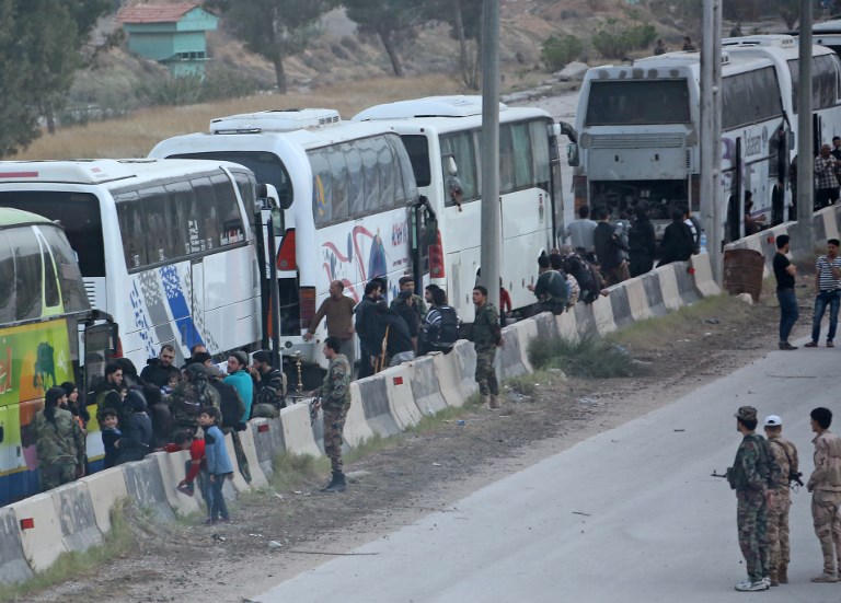 مقاتلون ومدنيون يغادرون الغوطة باتجاه إدلب