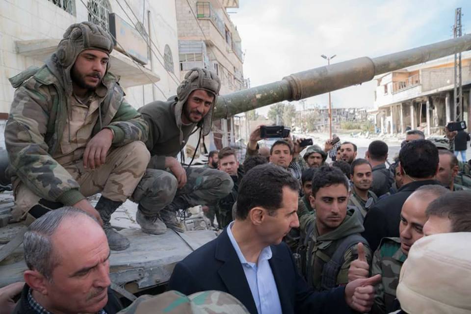 الأسد يزور جنودا سوريين في الغوطة الشرقية