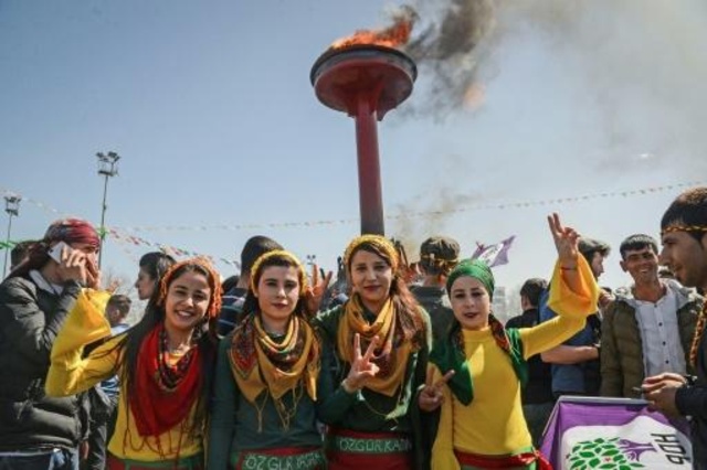 سقوط عفرين يخيّم على احتفالات أكراد تركيا بالنوروز