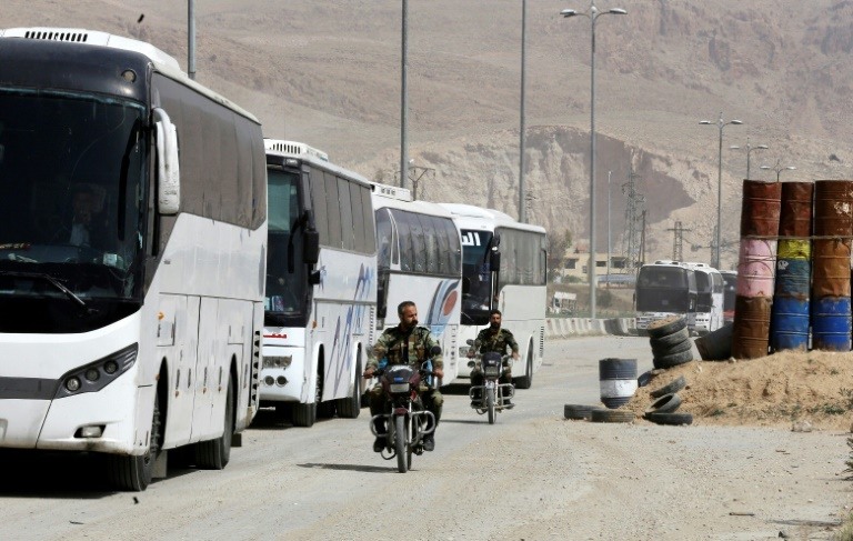 وصول حافلات تقل مقاتلين ومدنيين من الغوطة إلى إدلب