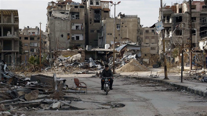 مقاتلون معارضون ومدنيون ينتظرون إجلاءهم من حرستا في الغوطة الشرقية
