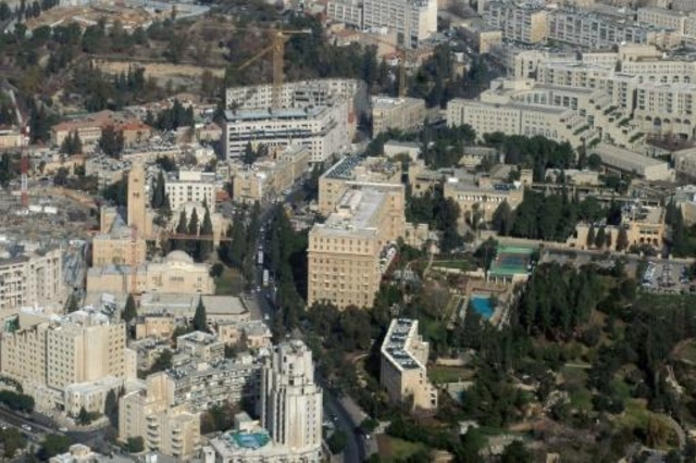 اسرائيل تتهم موظفا في القنصلية الفرنسية بتهريب عشرات الاسلحة من غزة