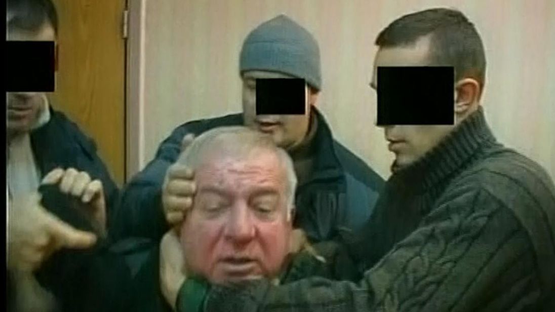 الجاسوس المزدوج لدى اعتقاله في موسكو 2004