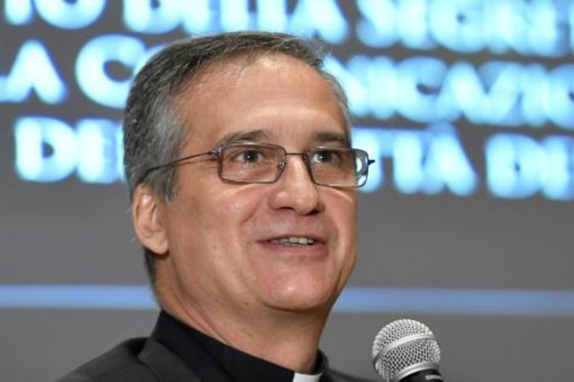 استقالة مسؤول الإعلام في الفاتيكان بعد توتر بشأن رسالة من البابا السابق