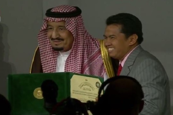 العاهل السعودي يسلم الفائزين جائزة الملك فيصل العالمية