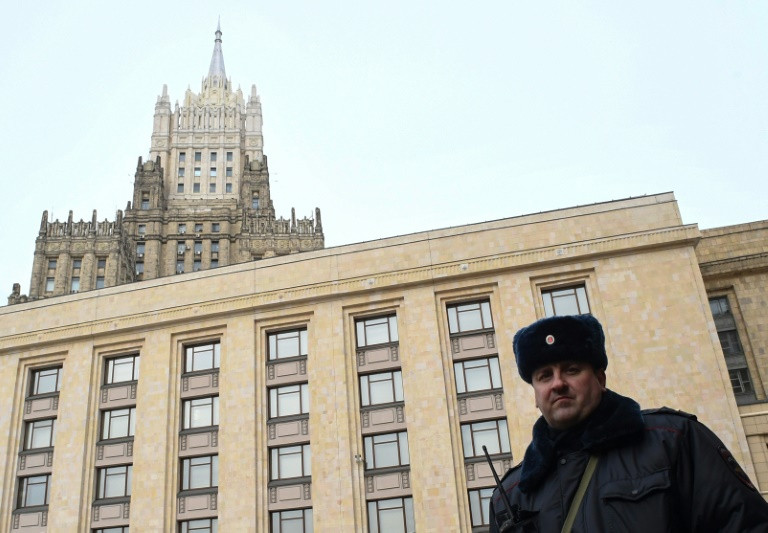 الصحف الروسية تندد بحرب باردة جديدة بعد طرد دبلوماسيين روس