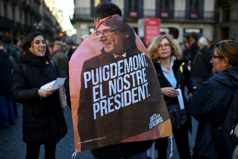 متظاهرون منددون باعتقال بوتشيمون يغلقون طرقًا رئيسة بإسبانيا