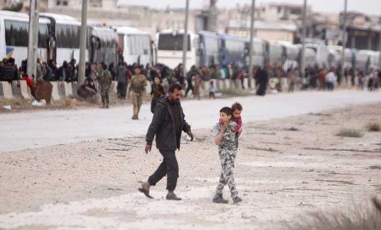 مدنيون ومقاتلون يتجمعون في جنوب الغوطة الشرقية تمهيداً لإجلائهم