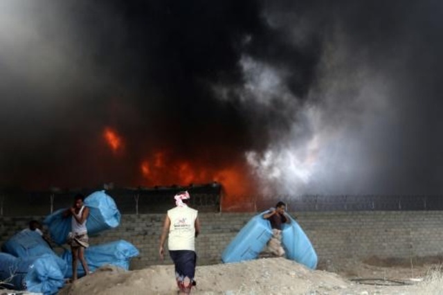حريق يلتهم مساعدات في مخازن برنامج الأغذية العالمي في اليمن