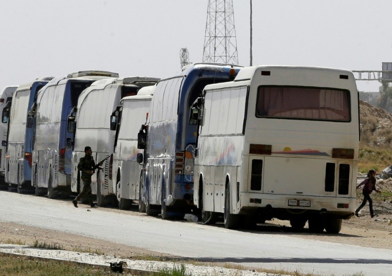 خروج أكبر موكب مقاتلين ومدنيين يتم إجلاؤهم حتى الآن من الغوطة