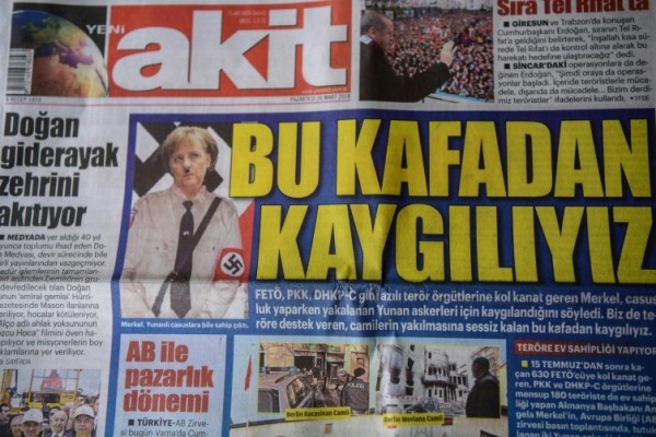 ميركل بزي هتلر على صدر صحيفة تركية!