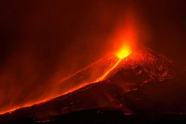 أنشط بركان أوروبي ينزلق نحو المتوسط