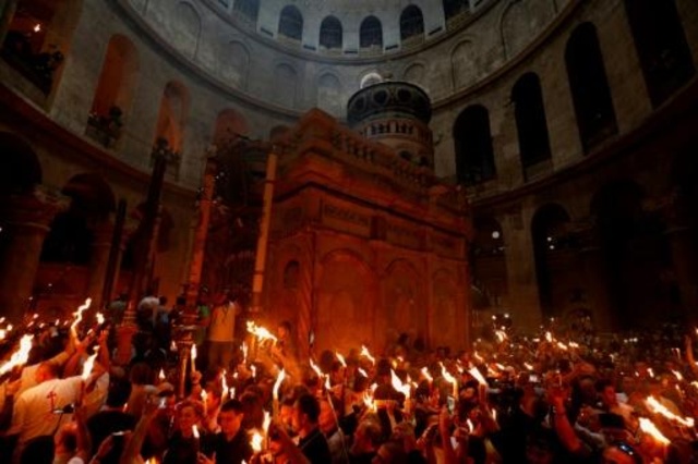 عشرات آلاف الأرثوذوكس يحتفلون بسبت النور في القدس