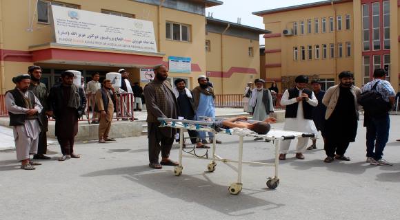 مئة بين قتلى وجرحى في غارة لمروحيات أفغانية على مدرسة قرآنية في قندوز