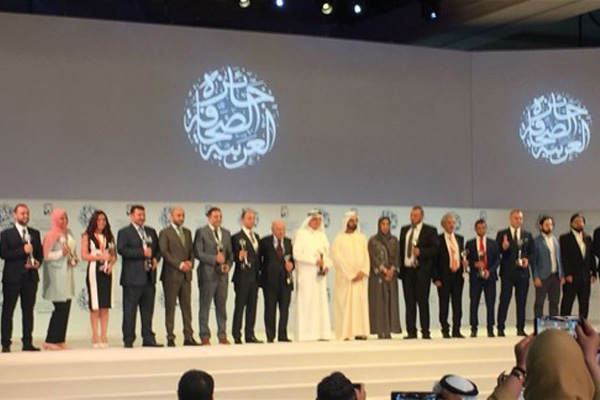 محمد بن راشد يكرم الفائزين بجائزة الصحافة العربية