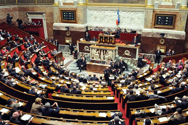 فرنسا تخفض عدد النواب والشيوخ بمقدار الثلث