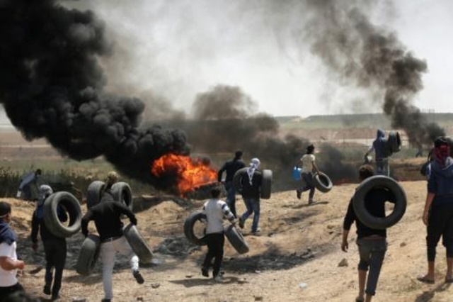 مواجهات بين المتظاهرين الفلسطينيين والجيش الاسرائيلي على حدود غزة