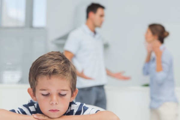 تأثير خلافات الوالدين على نمو الأطفال