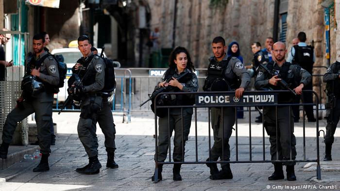 الشرطة الإسرائيلية تطلق قنابل صوتية لتفريق 