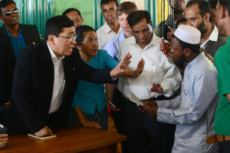 وزير بورمي يقوم بزيارة نادرة إلى مخيم للروهينغا في بنغلادش