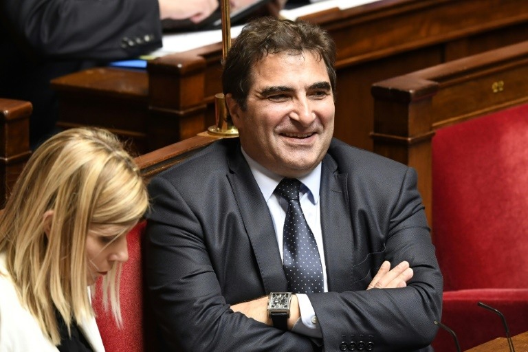 اليمين الفرنسي في البرلمان يطلب نقاشا حول ضربة محتملة في سوريا