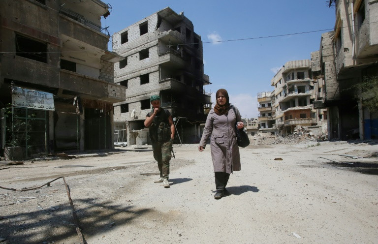 نازحون من الغوطة الشرقية يجدون صعوبة في التعرف على منازلهم جراء الدمار