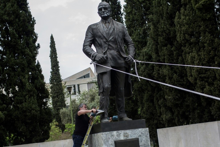 شيوعيون يونانيون يحاولون اسقاط تمثال للرئيس ترومان في اثينا