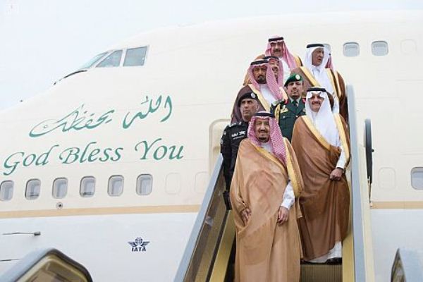 الملك سلمان لحظة وصوله إلى المنطقة الشرقية قادماً من الرياض