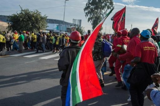 عشرات الآلاف يشيعون ويني مانديلا ملهمة النضال ضد التمييز العنصري