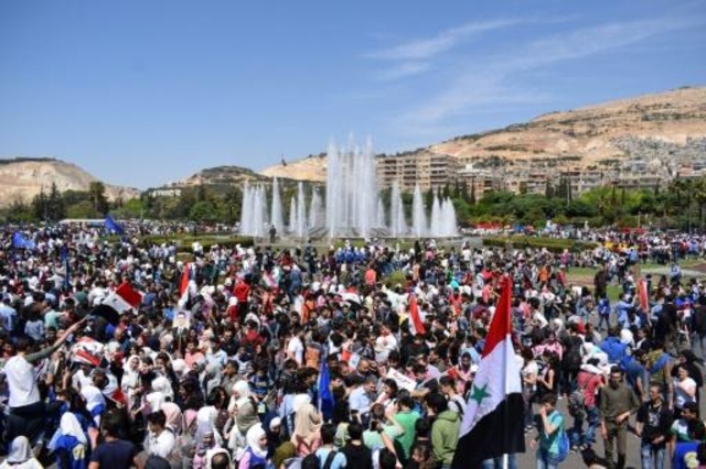 الآلاف يحتفلون في دمشق بـ